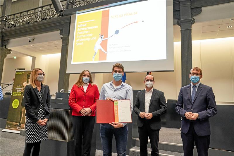 Neu-Ratsherr und Jung-Historiker Historiker-Landessieg (v.l.): Tutorin Christina Heine, Präsidentin Dr. Gabriele Andretta, Niedersachsens Kultusminister Grant Hendrik Tonne und Dr. Thomas Paulsen aus dem Vorstand der Körber-Stiftung ehren Ratsgymnasiast Niklas Prause im Landtag. Foto: Körber-Stiftung/Claudia Höhne
