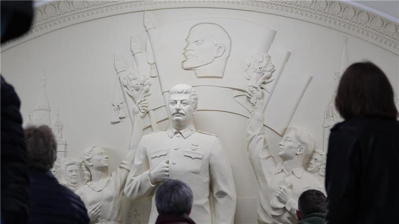 Stalin in der Metro - Zoff um Denkmal für Diktator in Moskau Historiker machen Sowjetdiktator Josef Stalin für den Tod von Millionen Menschen verantwortlich - nun erinnert ein Denkmal in der Moskauer Metro an ihn.