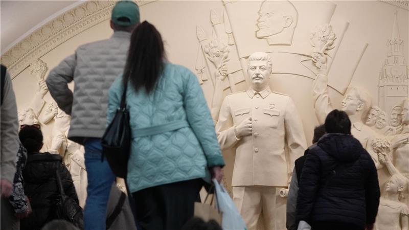 Stalin in der Metro - Zoff um Denkmal für Diktator in Moskau Historiker machen Sowjetdiktator Josef Stalin für den Tod von Millionen Menschen verantwortlich - nun erinnert ein Denkmal in der Moskauer Metro an ihn.