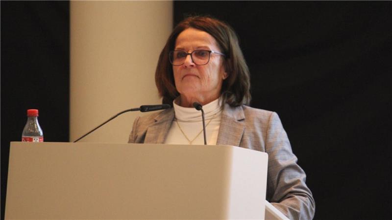 Eine Frau hält einen Vortrag. 