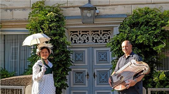 Historisch korrekt gekleidet lächelt Marianne Wallach den Besuchern entgegen. Ulrich Zander hat schon seine Zither bereit, um mit Musik zu unterhalten. Foto: Privat