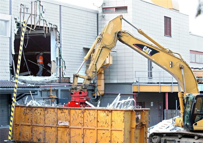 Letzter Tag zum Einkaufen: In Goslar schließt der Edeka-Plöger Ein Bagger reißt Teile aus dem alten Gebäude und legt sie in einen Container.