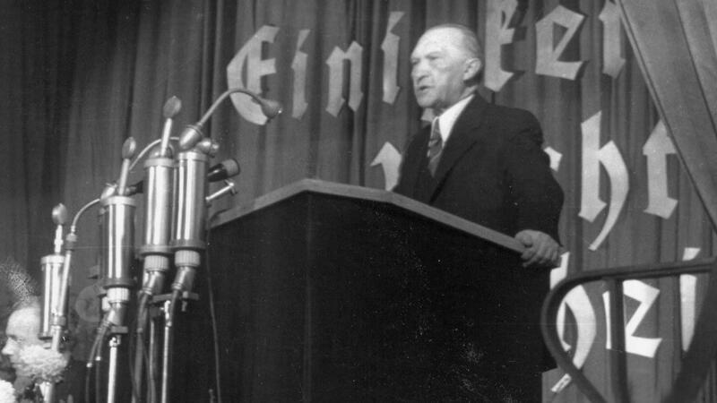 Bundeskanzler Konrad Adenauer steht während des Gründungsparteitags der CDU im Goslarer Odeon-Theater am Rednerpult und spricht.