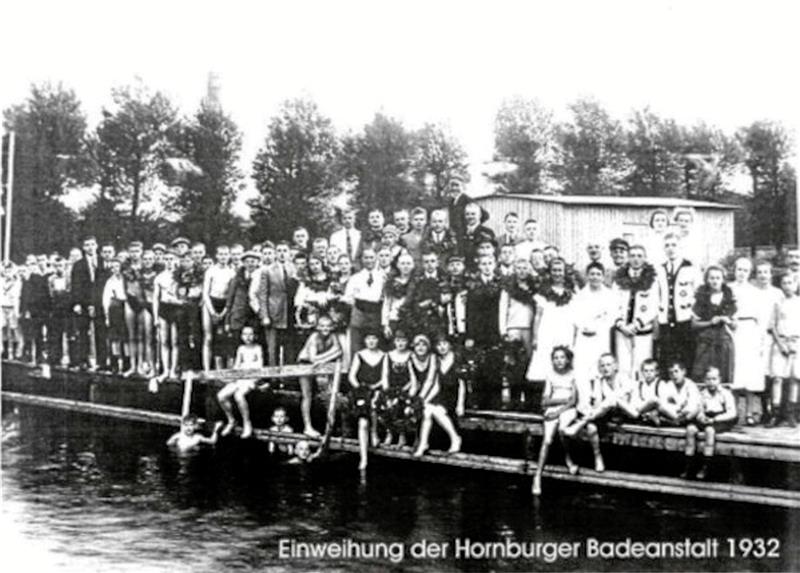 Stadtbad Hornburg feiert 90-jähriges Jubiläum Historische Aufnahme eines besonderen Moments: Viel los ist bei der Einweihung der Hornburger Badeanstalt im Jahr 1932. Bis dahin badeten die Hornburger in der Ilse.