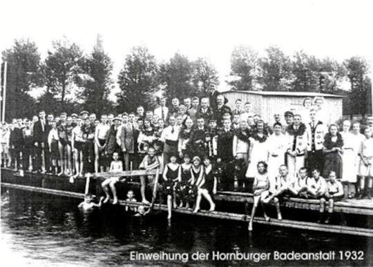 Historische Aufnahme eines besonderen Moments: Viel los ist bei der Einweihung der Hornburger Badeanstalt im Jahr 1932. Bis dahin badeten die Hornburger in der Ilse.