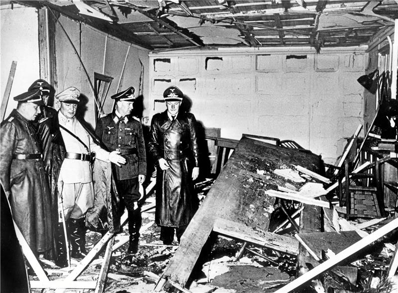Historische Aufnahme von Hitler-Fotograf Heinrich Hoffmann: Reichsmarschall Hermann Göring (helle Uniform) und des „Führers“ Kanzlei-Chef Martin Bormann (l.) begutachten in Rastenburg in der Wolfsschanze den Kartenraum, in dem Oberst Claus Graf Schenk von Stauffenberg am 20. Juli 1944 eine Sprengladung zündete, um Adolf Hitler zu töten.  Foto: dpa