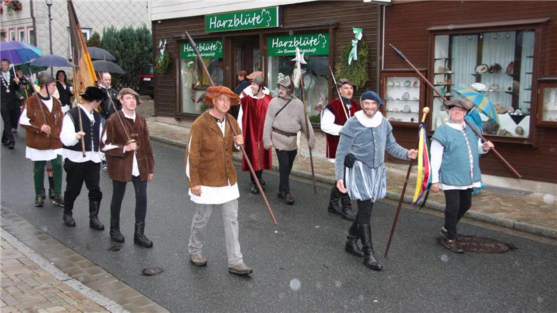 Altenauer Heimatfest: Umzug startet trotz Baustelle am Glockenberg Historische Kostüme sind zahlreich beim Umzug des Altenauer Heimatfestes zu finden.