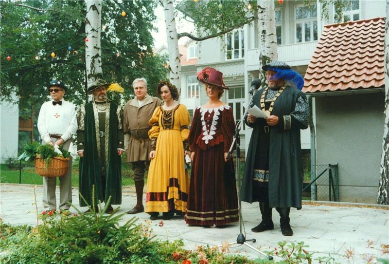 Bad Harzburgs Wochenmarkt als Kommunikationstreffpunkt Historische Märkte zum Salz- und Lichterfest gab es in der Folge noch öfter, diese Aufnahme datiert das Ahrens-Archiv auf das Jahr 1990, auf dem Bild (v.r.) Bürgermeister Klaus Homann, seine Frau Dorothea, Kerstin Möser, Manfred Müller und Dieter Lipka von der Stadtverwaltung.