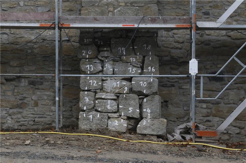 Wenn Denkmalschutz aussieht wie ein Adventskalender Historische Steinpfeiler im Adventskalender-Look: Die Bahn nummeriert die Steinblöcke durch, die für die Sanierung entfernt und später wieder eingesetzt werden. Foto: Epping