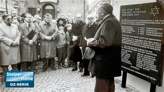 Historischer Besuch am 9. November 1988: 50 Jahre nach der Reichspogromnacht bringt Kurt Heilbrunn alias Ken Carey nach Sonderratsitzung und Gottesdienst am Nachmittag mit Goslars Politik eine schlichte Schiefertafel an der Ecke von Glockengießerstraße und Trollmönch an. Bis 1959 hatte dort das „Judenhaus“ gestanden. Auf dem Bild sind in der Reihe von rechts Oberbürgermeister Dr. Jürgen Paul, Oberstadtdirektor Georg Michael Primus sowie die Ratsherren Dr. Volker Schütte, Wolfgang Janz, Wolfgang Kwasniok und Bodo Sauthoff zu sehen. Archivfotos: Epping/Schenk