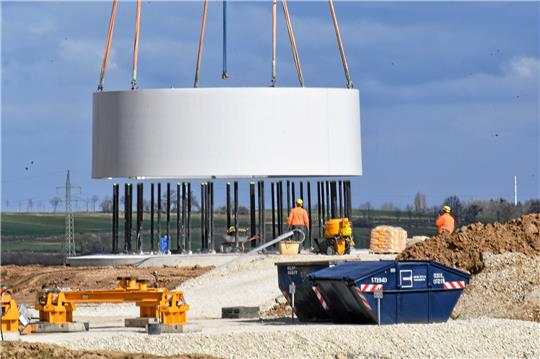 Historischer Moment: Ein Kran platziert im Windpark Beuchte den ersten Betonring. Foto: Gereke