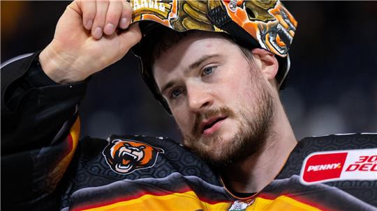 Historischer Torschütze: Eishockey-Keeper Dustin Strahlmeier. (Archivbild)