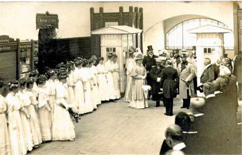 Historisches Bildzeugnis: Besuch des Königs von Siam am 11. August 1907. 50 Ehrenjungfrauen empfangen Majestät sowie Herzog Johann Albrecht und Ehefrau Elisabeth im Bad Harzburger Bahnhof. Foto: Archiv Harry Plaster