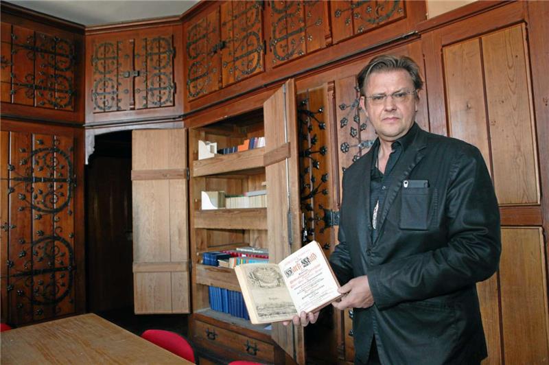 Historisches in historischer Umgebung: Vorsitzender Dr. Christian Juranek in der Tauschbibliothek des Harz-Vereins im Schloss Wernigerode. Fotos: Bruns