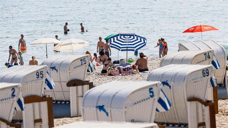 Hitze in Schleswig-Holstein: Viele suchen Abkühlung an Ostsee und im Wasser