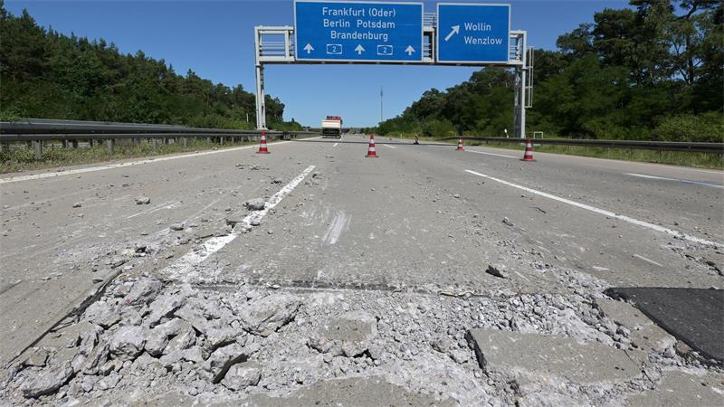 Hitzeschäden sorgen auf mehreren Autobahnen derzeit für Sperrungen und Tempolimits. 