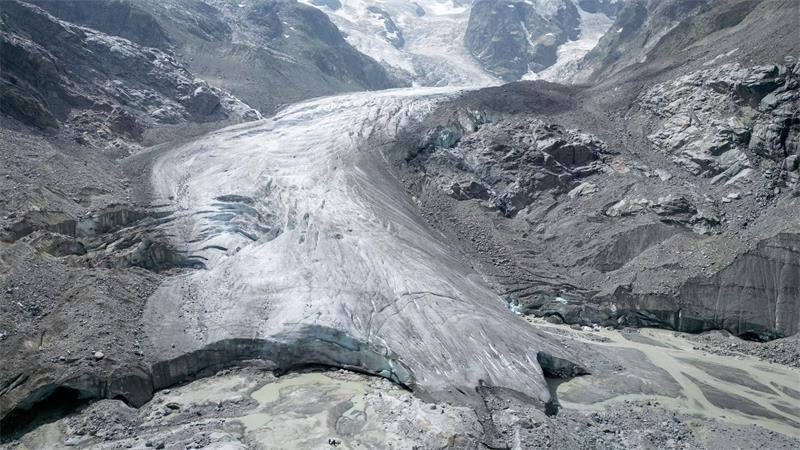 Hitzesommer: Wieder verheerendes Jahr für Alpengletscher Hitzewellen und wenig Schnee setzen den Gletschern in der Schweiz, Österreich und Deutschland massiv zu.