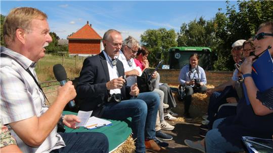 Hoch auf dem Gummiwagen geht es durch den Ort.