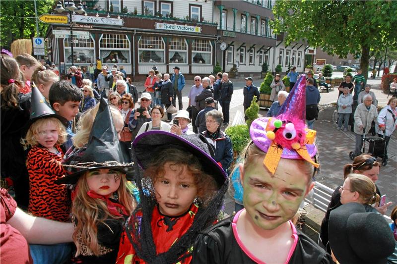 Hoch auf dem Wagen sitzen sie, die kleinen Hexen. Sie lassen sich kutschieren und werden begleitet von großen Hexen. Kreativ werden sie nach dem Umzug, im Badepark können sie Teller bemalen (kl. Bilder unten rechts). Einem Teufelchen dagegen hat die Begleitfahrt in der Karre zum Schlaf verholfen (kl. Bild unten links).  Fotos: Potthast