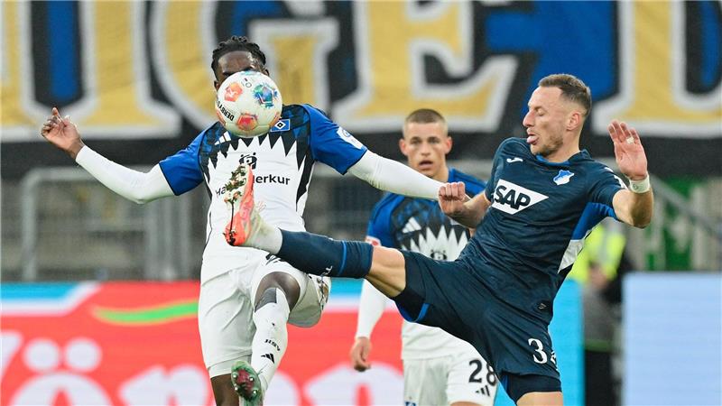 Kaars erlöst FC St. Pauli - Hoffenheim zerlegt HSV Hoch das Bein: Hoffenheims Vladimir Coufal (r) ist vor HSV-Abwehrspieler Jordan Torunarigha am Ball.