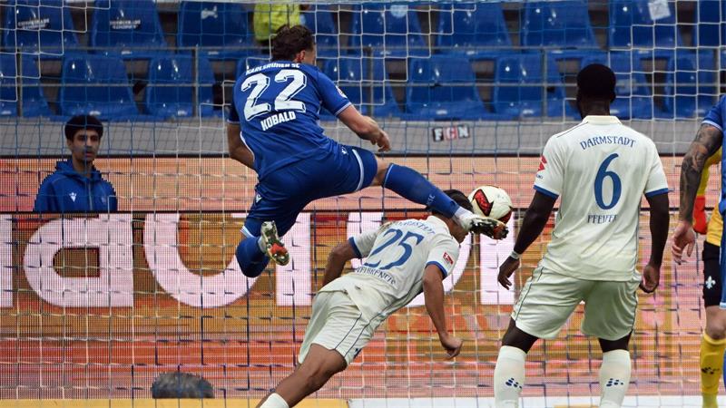 Raus aus der Krise: KSC deklassiert Darmstadt 98 Hoch das Bein: Karlsruhes Christoph Kobald (l) zeigt vollen Einsatz.