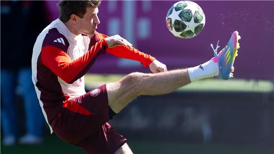Hoch das Bein: Thomas Müller beim Bayern-Training vor Inter.