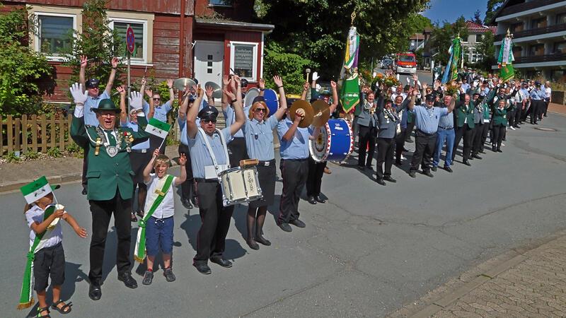 Hoch die Arme: Beim Festumzug durch den Kurort herrscht bei herrlichem Sommerwetter beste Schützenlaune.