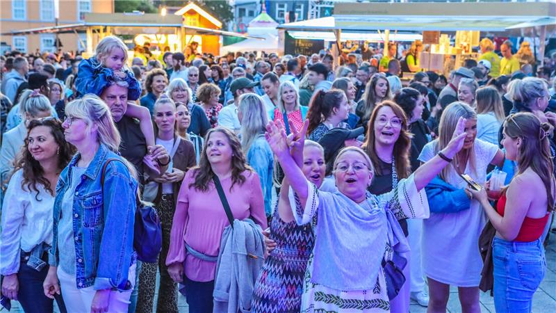 Stadtfest Clausthal-Zellerfeld startet mit Karacho ins Wochenende Hoch die Hände, Wochenende: Am Freitagabend strömen die Massen zum Stadtfest.