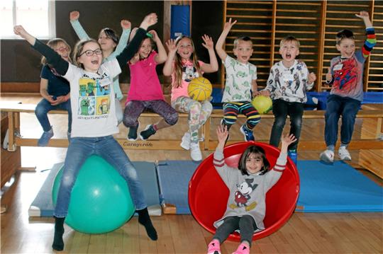 Hoch die Hände, der Hase kommt am Wochenende: In der Kinder-Oster-Uni steht Toben in der Turnhalle auf dem Plan. Foto: Knoke