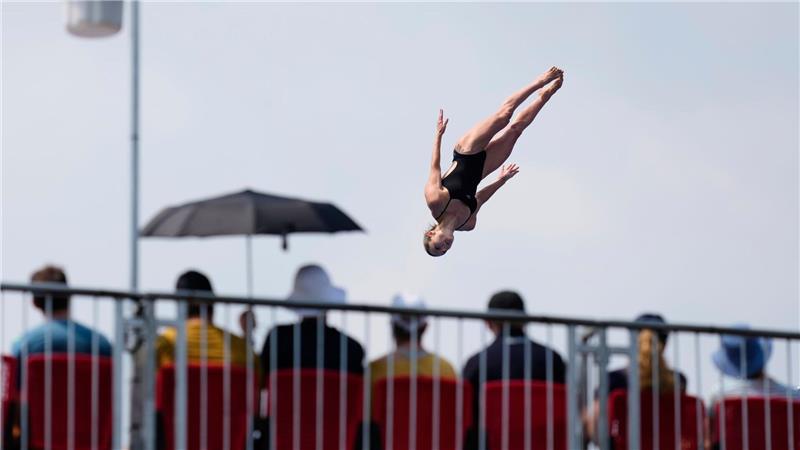 Bilder des Tages Hoch hinaus: Iris Schmidbauer aus Deutschland in Aktion im Halbfinale des 20-Meter-Plattformspringens bei der Schwimm-WM in Singapur.