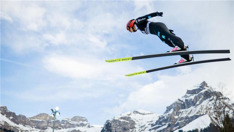 Hoch in der Luft: So sieht man Katharina Schmid nicht mehr häufig. (Archivbild)