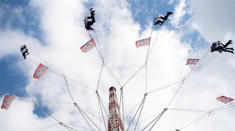 Hoch in die Luft: der „Nordic Tower“ wird beim Aufbau vom 417. Oldenburger Kramermarkt ausprobiert.