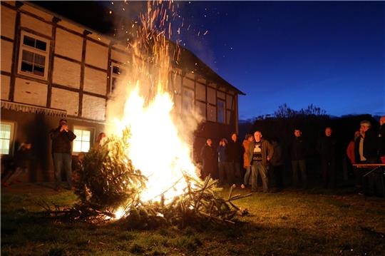 Hoch lodern die Flammen hinter dem Abbenröder Museum „Zur Linde“. Mit dem Knutfest dankt der Heimatverein seinen zahlreichen Helfern, ohne die die Feste des abgelaufenen Jahres nicht möglich gewesen wären. Foto: Neuendorf