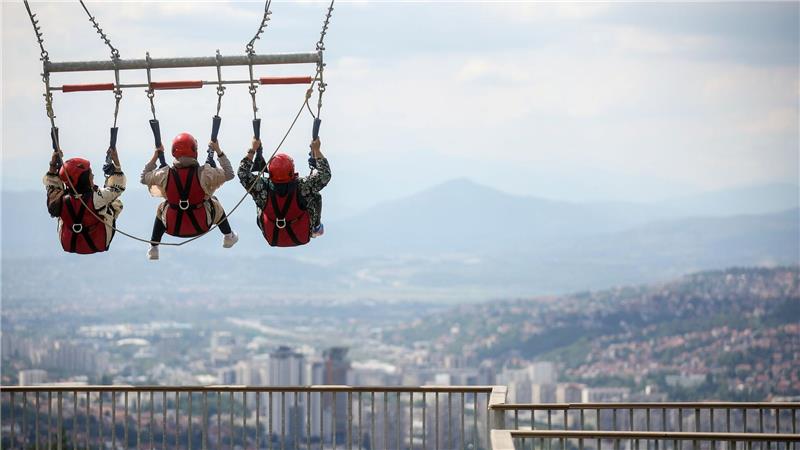 Bilder des Tages Hoch über Sarajewo - Touristen auf der Riesenschaukel
