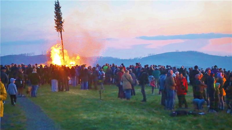 Hoch über St. Andreasberg loderte das Osterfeuer.