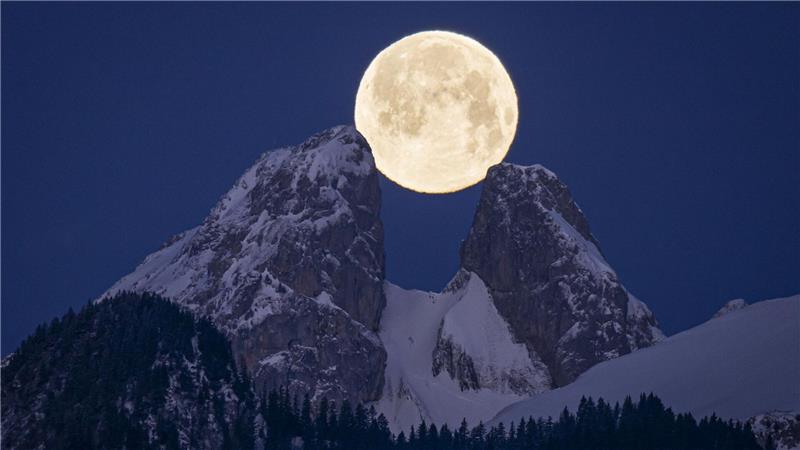 Hoch und höher: Vollmond in der Schweiz 