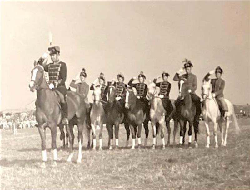 Jubiläumsturnier steigt im Park des Liebenburger Ritterguts Hoch zu Ross beehren im Jahr 1951 Uniformierte das Liebenburger Reitturnier. Damals gab es sogar zwei: an Windmühlenberg und Lewer Berg. Foto: Archiv von Schintling-Horny