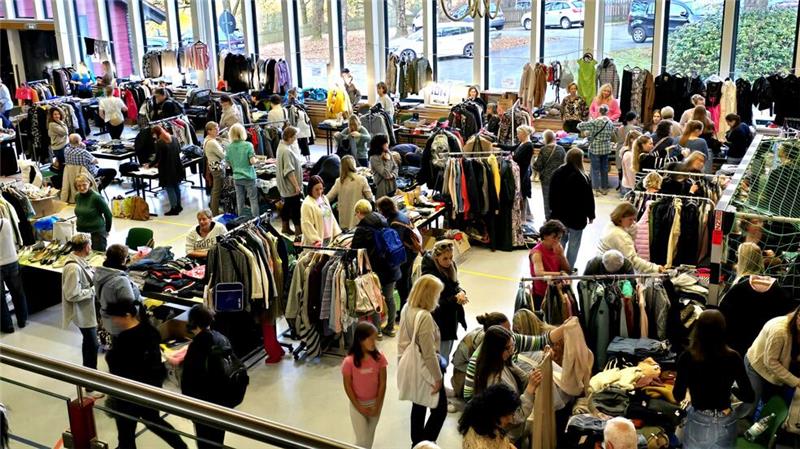 Frauenkleiderbörse: In Clausthaler Stadthalle herrscht Hochbetrieb Hochbetrieb herrscht bei der Frauenkleiderbörse an den 65 Tischen in der Stadthalle von Clausthal-Zellerfeld.