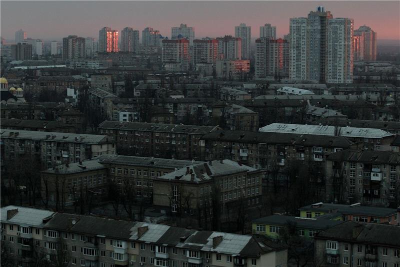 Kiew wieder Ziel russischer Angriffe Hochhäuser in einem Kiewer Wohngebiet in der Morgendämmerung.