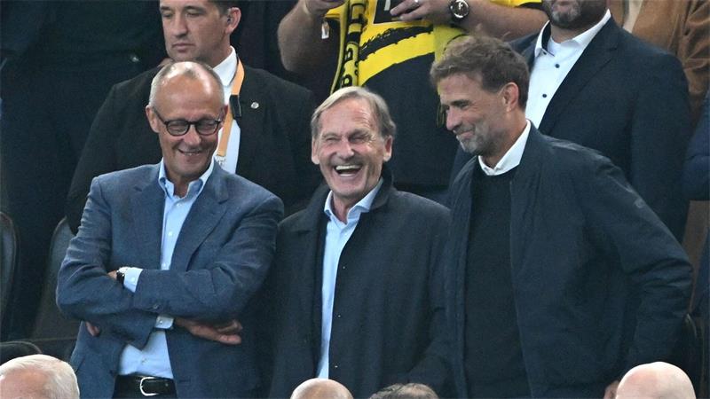 Bayern feiern Supercup-Sieg in Dortmund: „So weitermachen“ Hochkarätig besetzte Tribüne: Bundeskanzler Friedrich Merz (l), Ligapräsident Hans-Joachim Watzke (M) und Bundestrainer Jürgen Klopp.