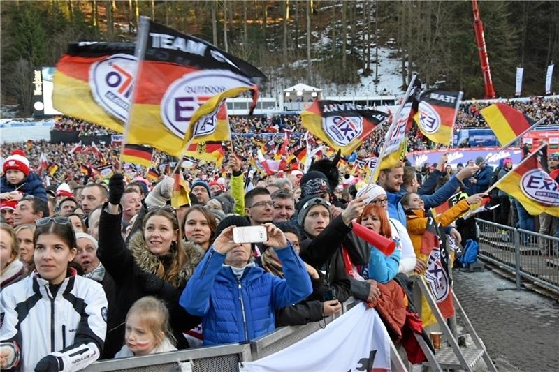 Hochkarätiger Sport, Rekordschanze und beste Stimmung locken Jahr für Jahr Zehntausende Fans zum Weltcup-Skispringen nach Willingen.  Fotos: Kleine