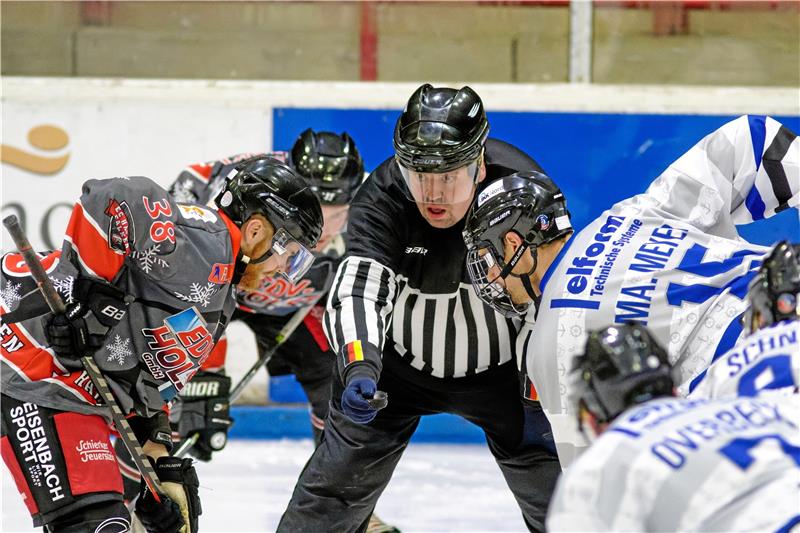 Nach 750 Spielen: Schiri Alexander Noster sagt Ade Hochkonzentriert nicht nur am Bullypunkt: Alexander Noster hat in knapp 23 Jahren auf seine ganz eigene Art 750 Eishockey-Spiele geleitet. Foto: Drechsler