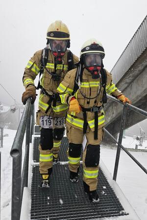 Fünf Goslarer Feuerwehrleute beim X-Mas-Stairrun in Oberhof Hochlaufen statt hinunterfliegen: Kräftemessen beim X-Mas-Stairrun.