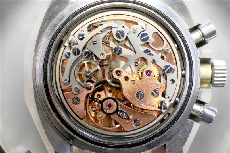 Hochpreisig: Das Uhrwerk einer Omega Seamaster.