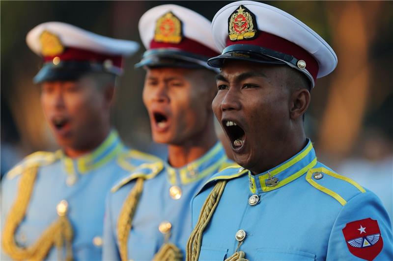 Zum Wehrdienst gezwungen: Massenflucht aus Myanmar Hochrangige Soldaten während einer Zeremonie zum 76. Jahrestag der Unabhängigkeit Myanmars in Naypyitaw.