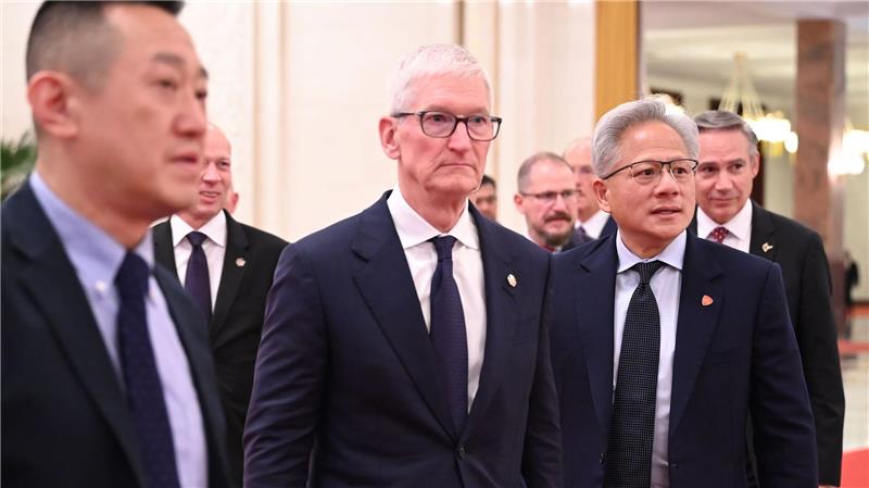 Hochrangige US-Manager wie Apple-CEO Tim Cook (M) sind beim Trump-Besuch dabei. 