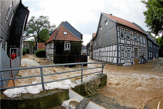 Hochwasser 2017 im Landkreis Goslar: Die Fluten überschwemmen die Altstadt samt der Abzucht. Archivfoto: Epping