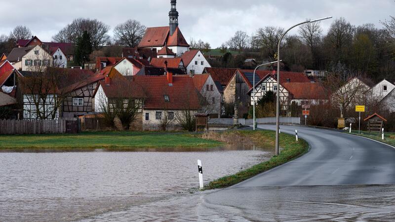 5 Punkte, die Sie über Hochwasser wissen müssen Hochwasser entsteht, wenn ein Fluss das Wasser nicht mehr aufnehmen kann.