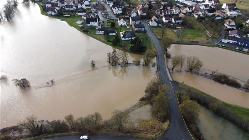 Hochwasser: Warum regnet es derzeit so viel? Hochwasser im Landkreis Marburg-Biedenkopf. Die Lahn ist weit über ihre Ufer getreten. Auch in Hessen ist die Hochwasserlage angespannt.
