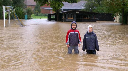Hochwasser im Nordharz: Vor ungefähr 15 Jahren steht der Sportplatz Neuwallmoden komplett unter Wasser.